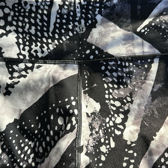 🖤 Lululemon Black & White Leggings 🖤 - Picture 6 of 8